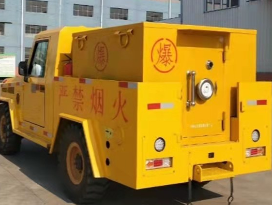 伊吾凯龙爆破器材运输车：保障爆破任务的安全运行